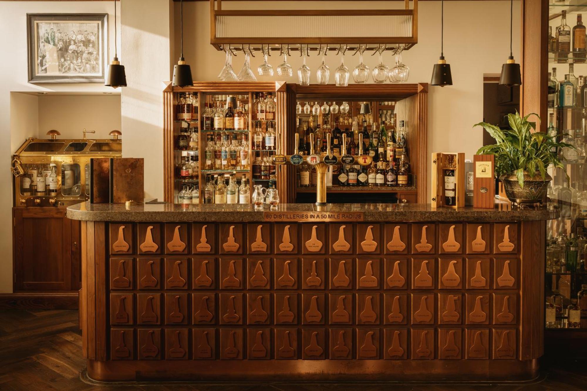 The Station Hotel Rothes Экстерьер фото
