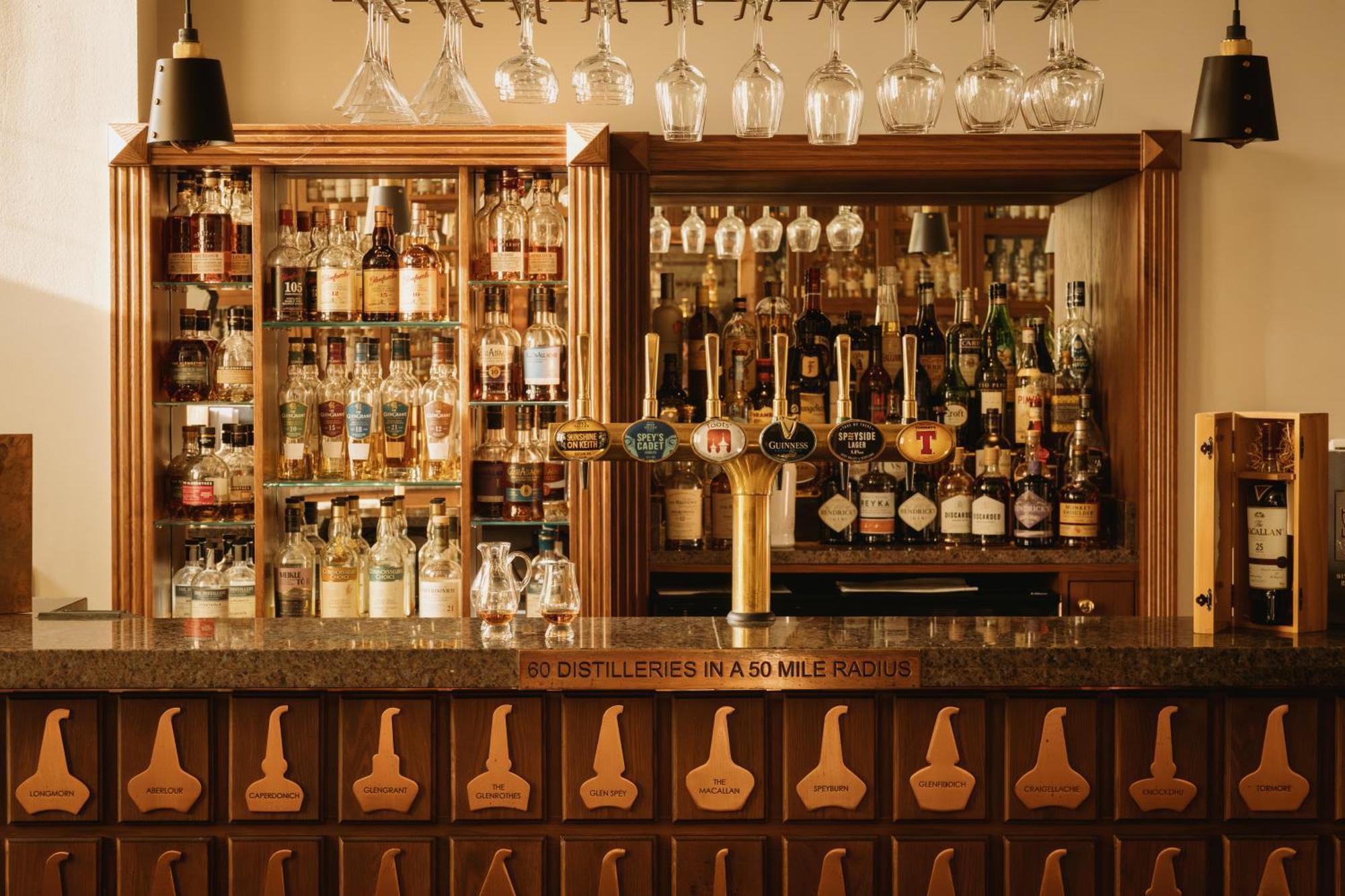 The Station Hotel Rothes Экстерьер фото