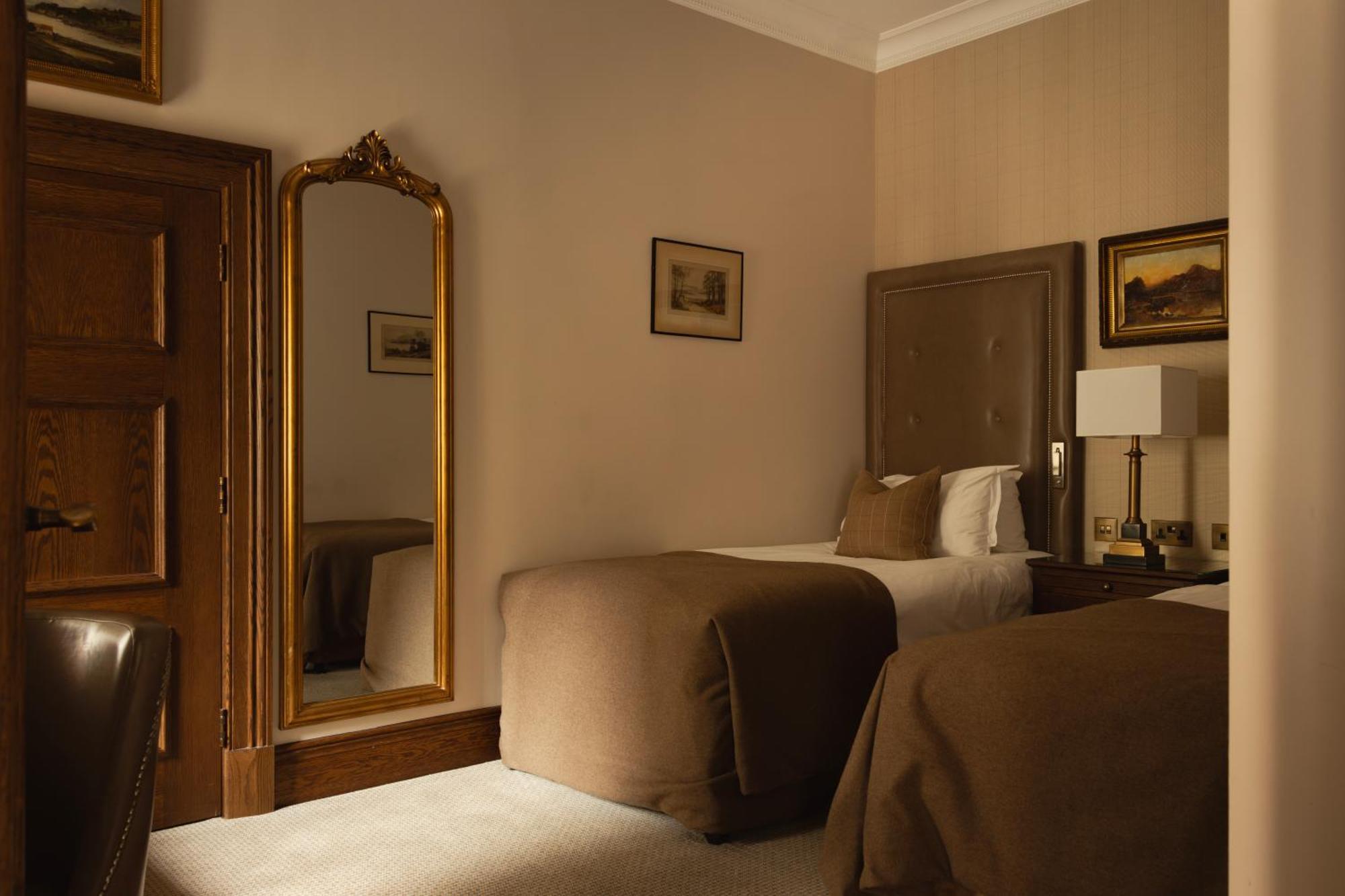 The Station Hotel Rothes Экстерьер фото