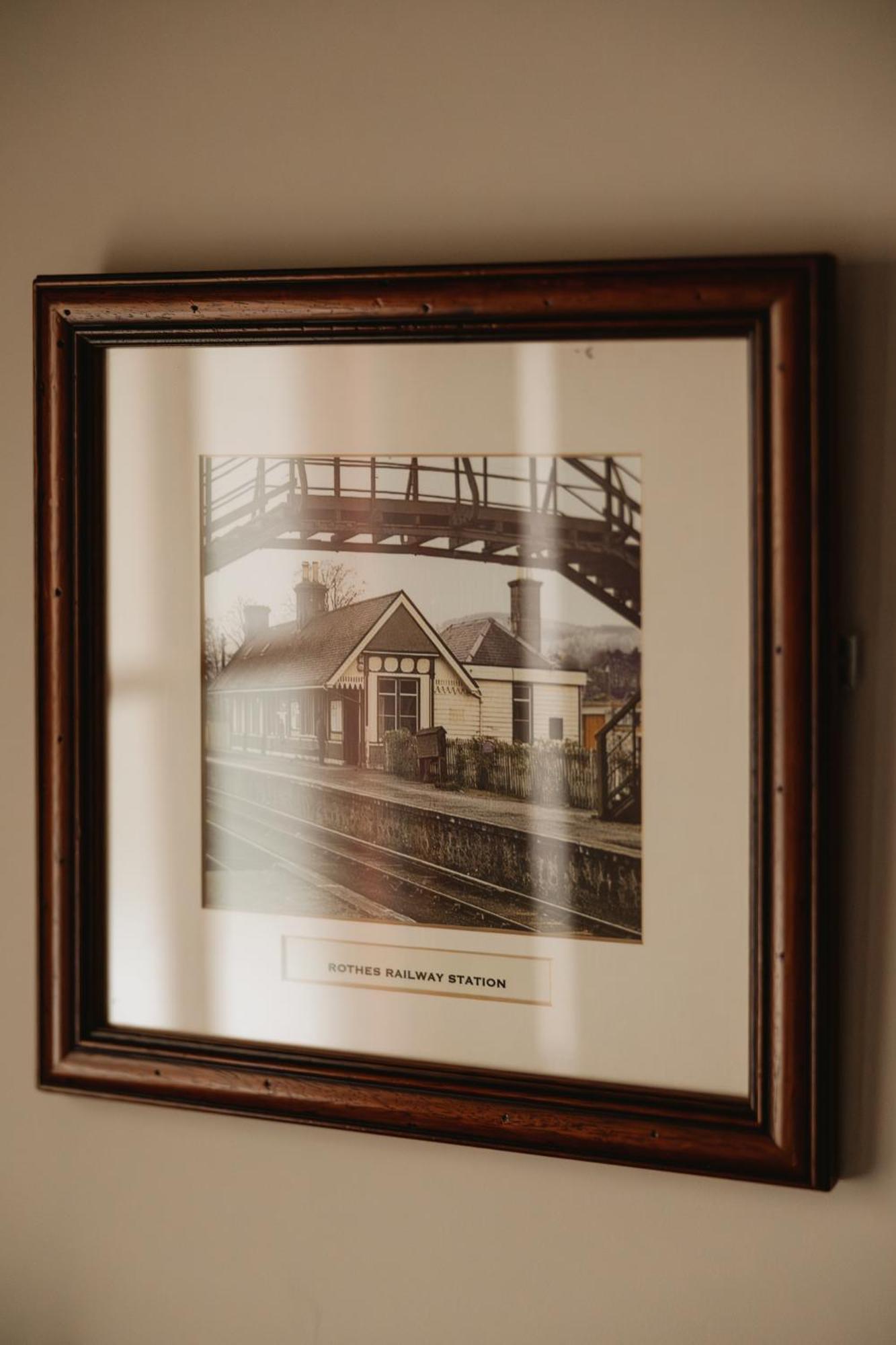 The Station Hotel Rothes Экстерьер фото
