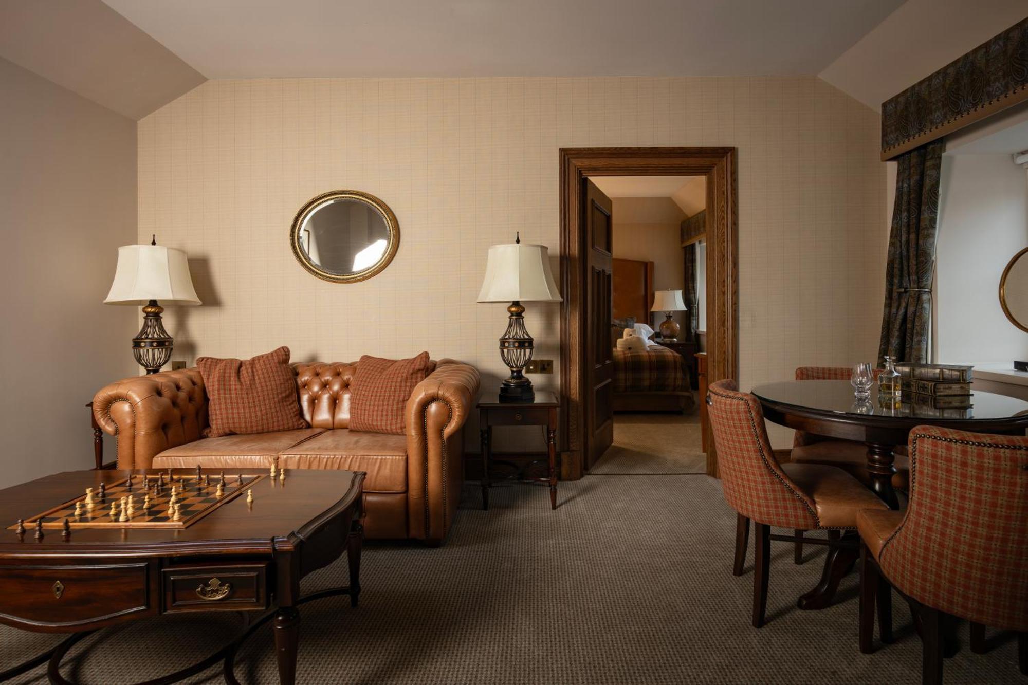 The Station Hotel Rothes Экстерьер фото