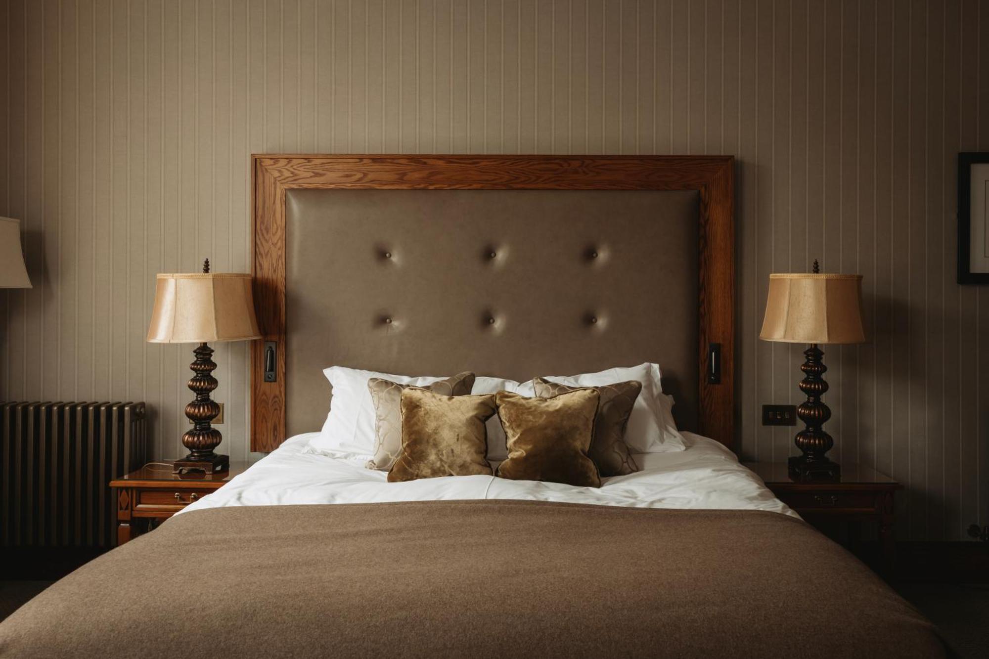 The Station Hotel Rothes Экстерьер фото