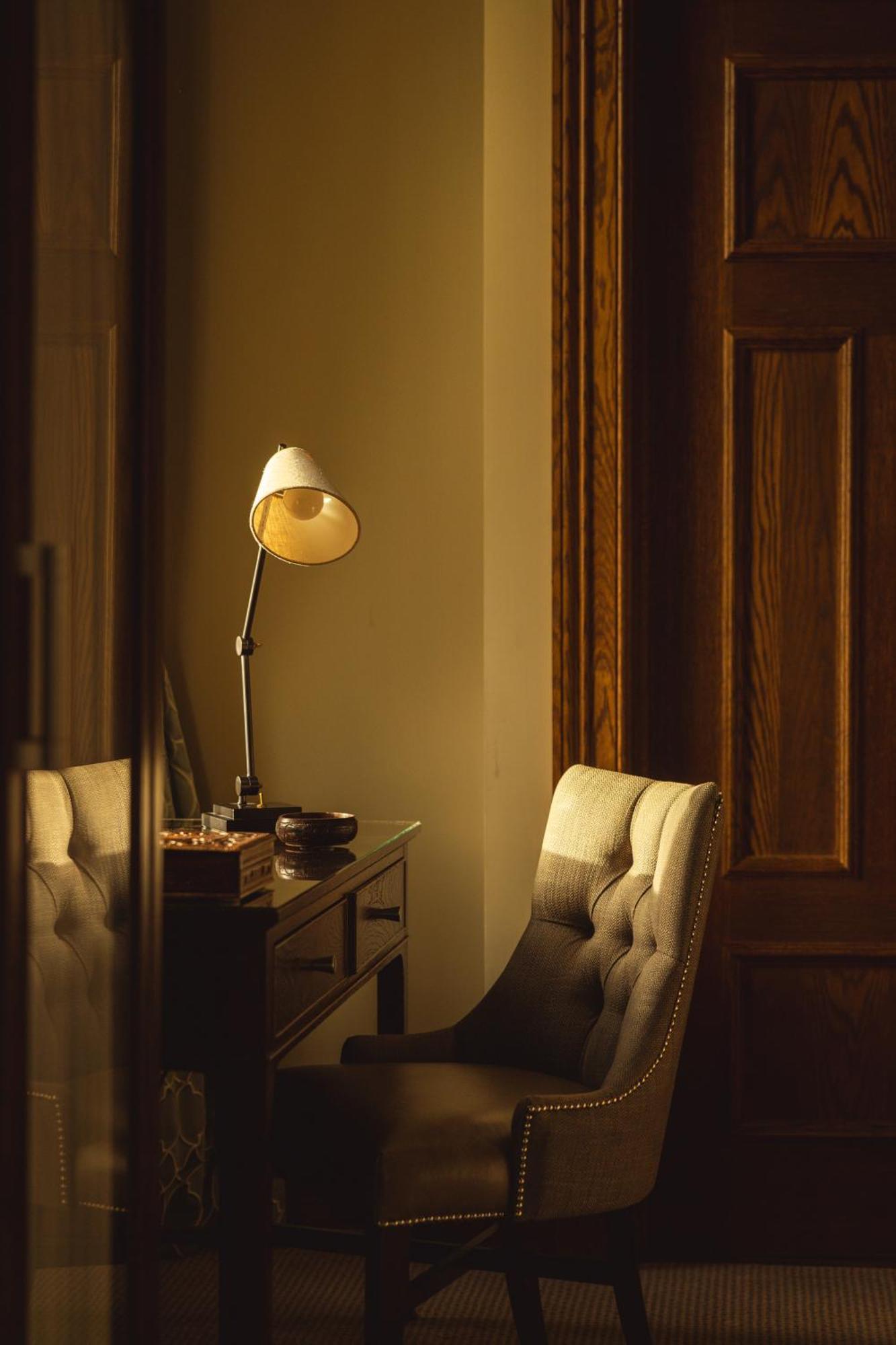 The Station Hotel Rothes Экстерьер фото